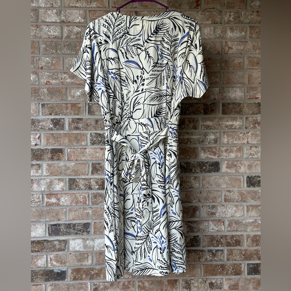 Marine Layer Classic Floral Print Dress in Deep V-Neck Button up soft - Picture 4 of 16